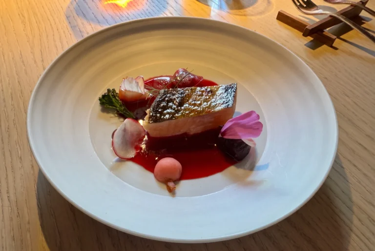 Glasiertes Filet mit Rotweinjus, Radieschen, Randen und essbarer Blüte im Schloss Schauenstein in Fürstenau, Gourmet-Küche von Andreas Caminada, Restaurant-Transfer ab Zürich mit Chauffeur