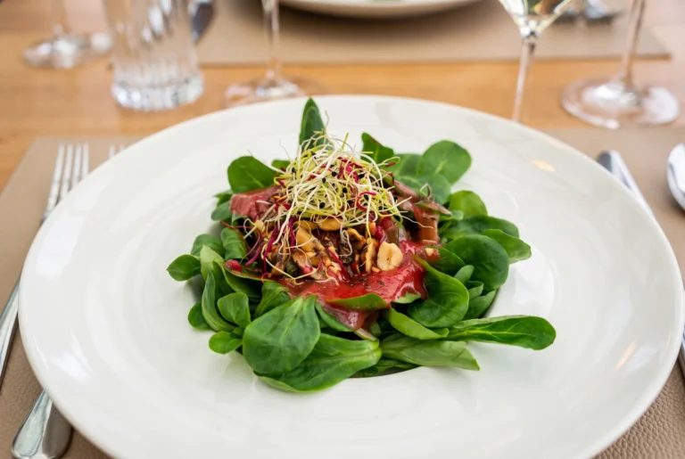 Frischer Nüsslisalat mit hauchdünnem Rindfleisch, Sprossen und Haselnüssen im Restaurant Uto Kulm auf dem Uetliberg, Vorspeise mit Aussicht, Fahrt ab Zürich mit Chauffeur