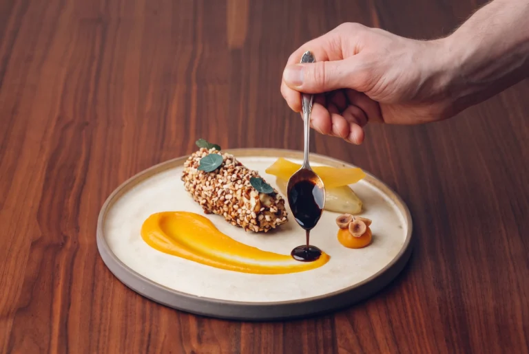 Dessert mit nussummanteltem Parfait, Mango-Püree, Haselnüssen und dunkler Sauce im Restaurant ZOE in Bern, kreative Gourmet-Küche, Restaurant-Transfer ab Zürich mit Chauffeur