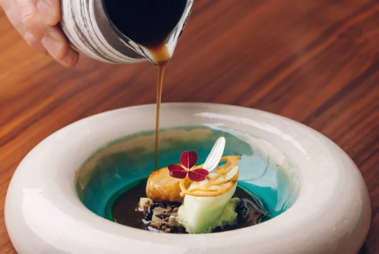Gebratene Jakobsmuschel mit Pilzen, Nocke und dunklem Jus in türkisfarbener Schale im Restaurant ZOE in Bern, Fine-Dining in der Altstadt, Fahrt ab Zürich mit Chauffeur